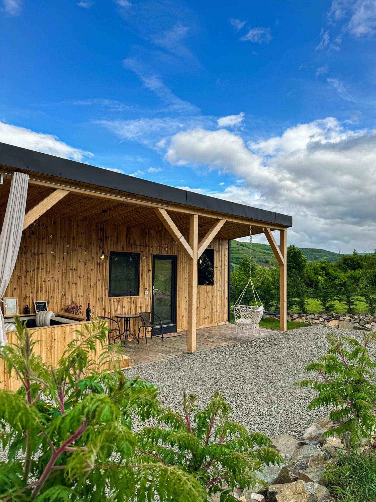 Kubiq Transalpina Villa Petresti Exteriör bild
