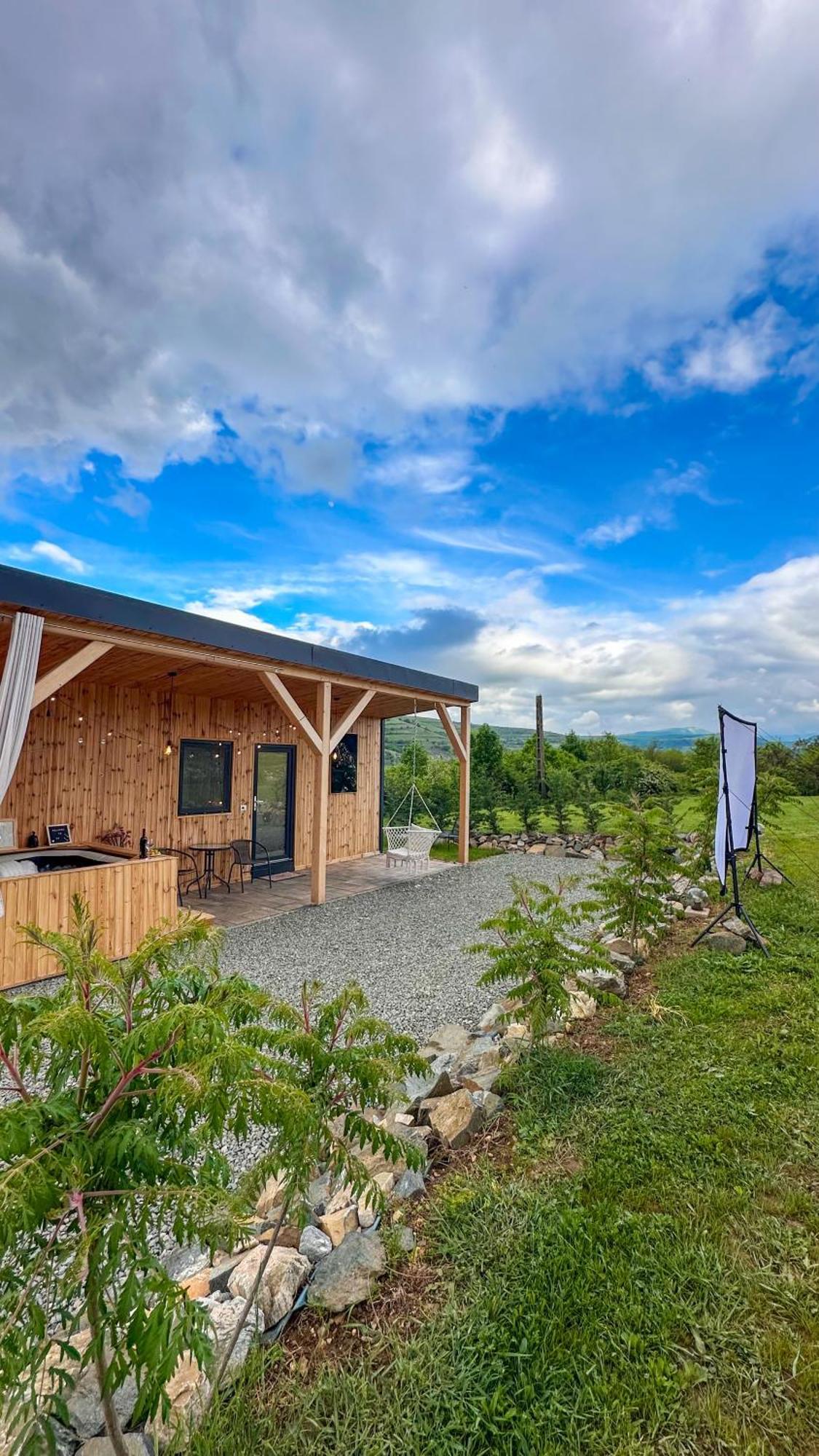 Kubiq Transalpina Villa Petresti Exteriör bild