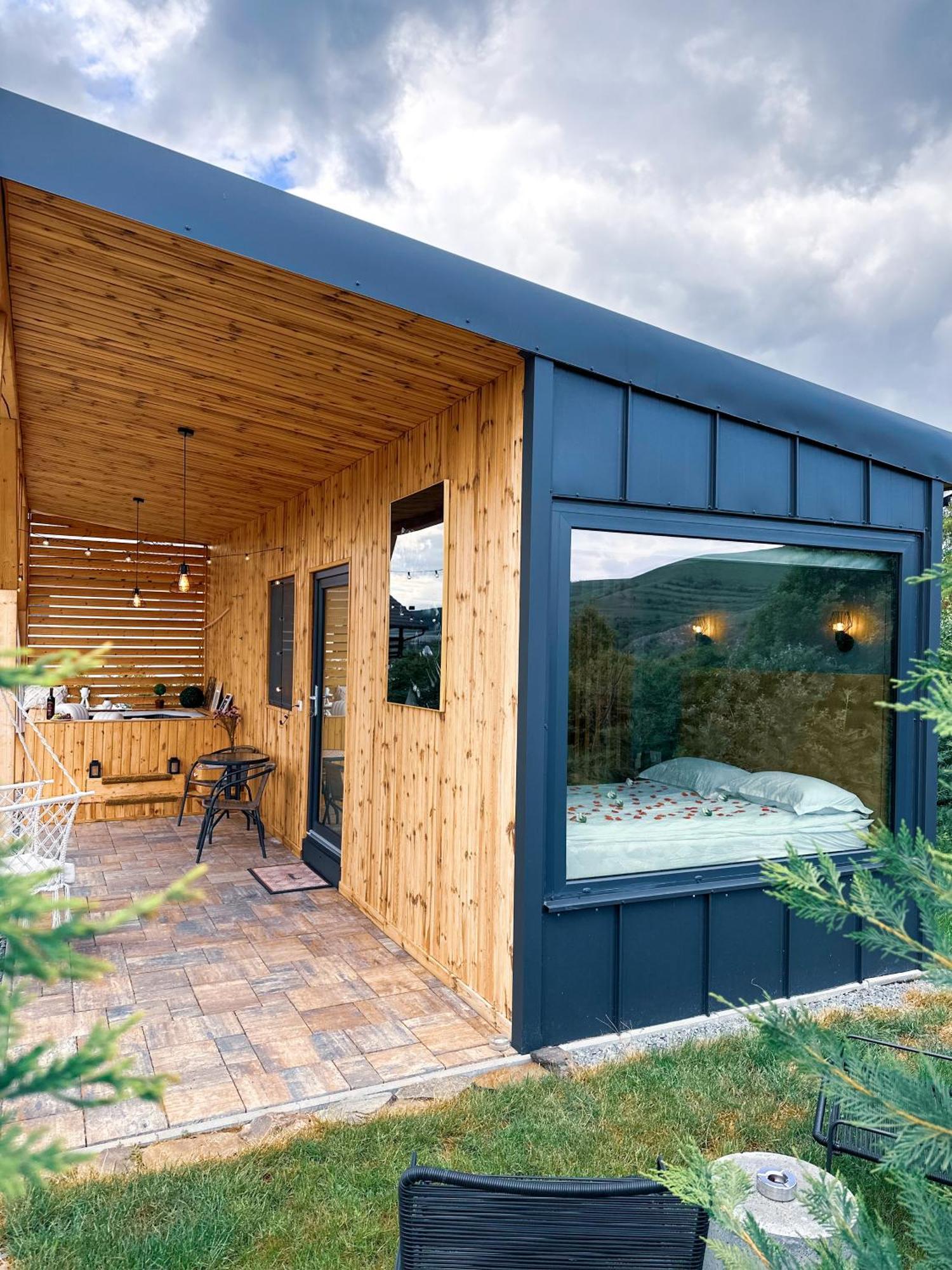Kubiq Transalpina Villa Petresti Exteriör bild