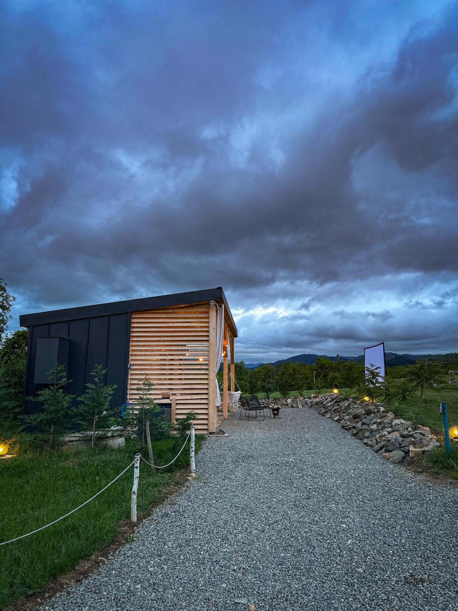 Kubiq Transalpina Villa Petresti Exteriör bild