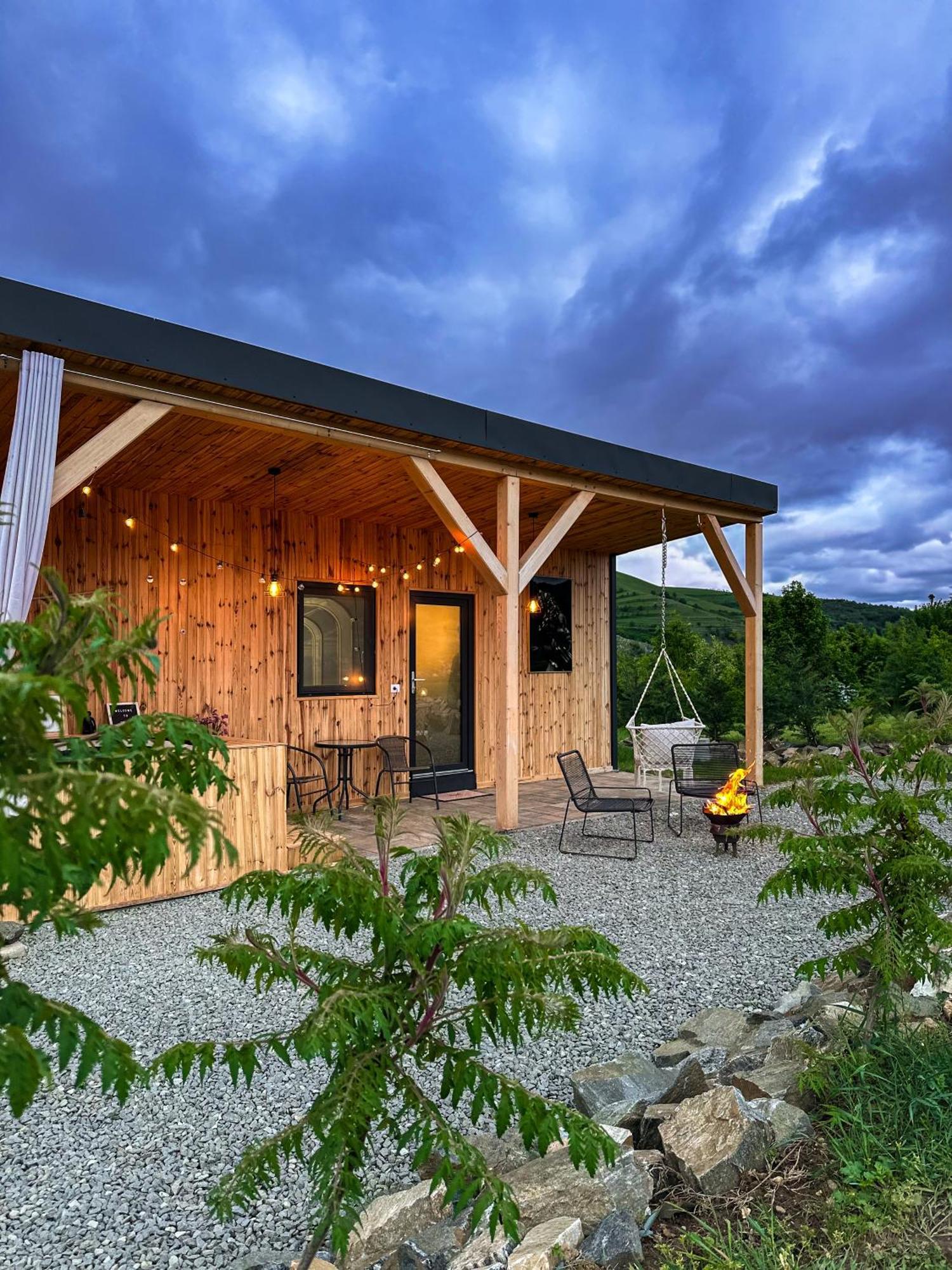 Kubiq Transalpina Villa Petresti Exteriör bild