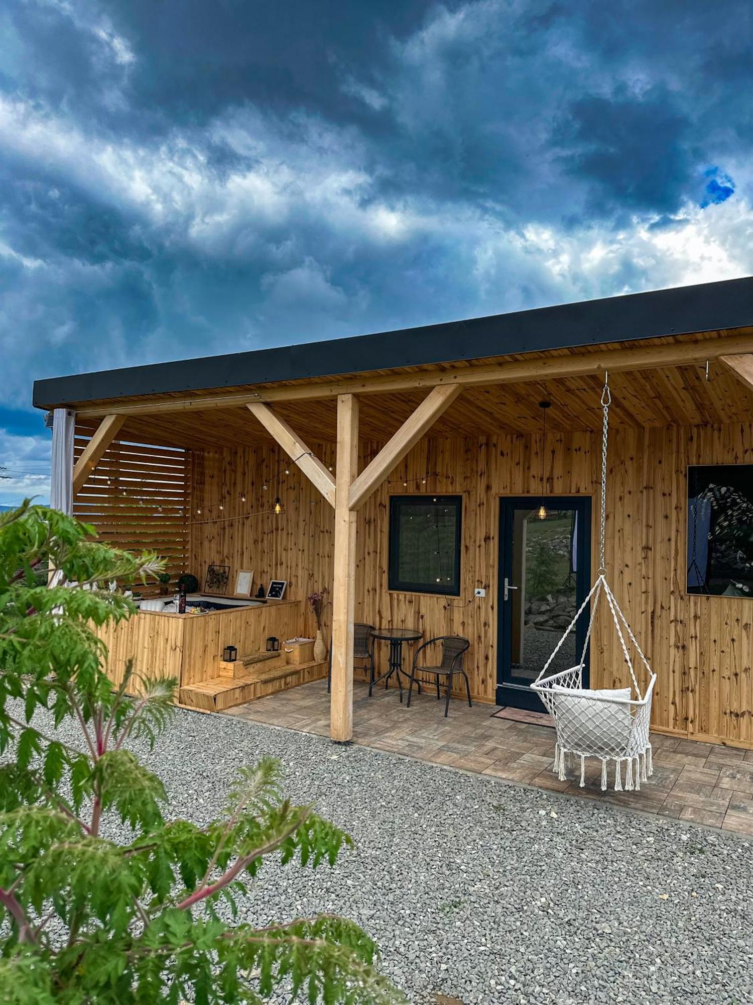 Kubiq Transalpina Villa Petresti Exteriör bild