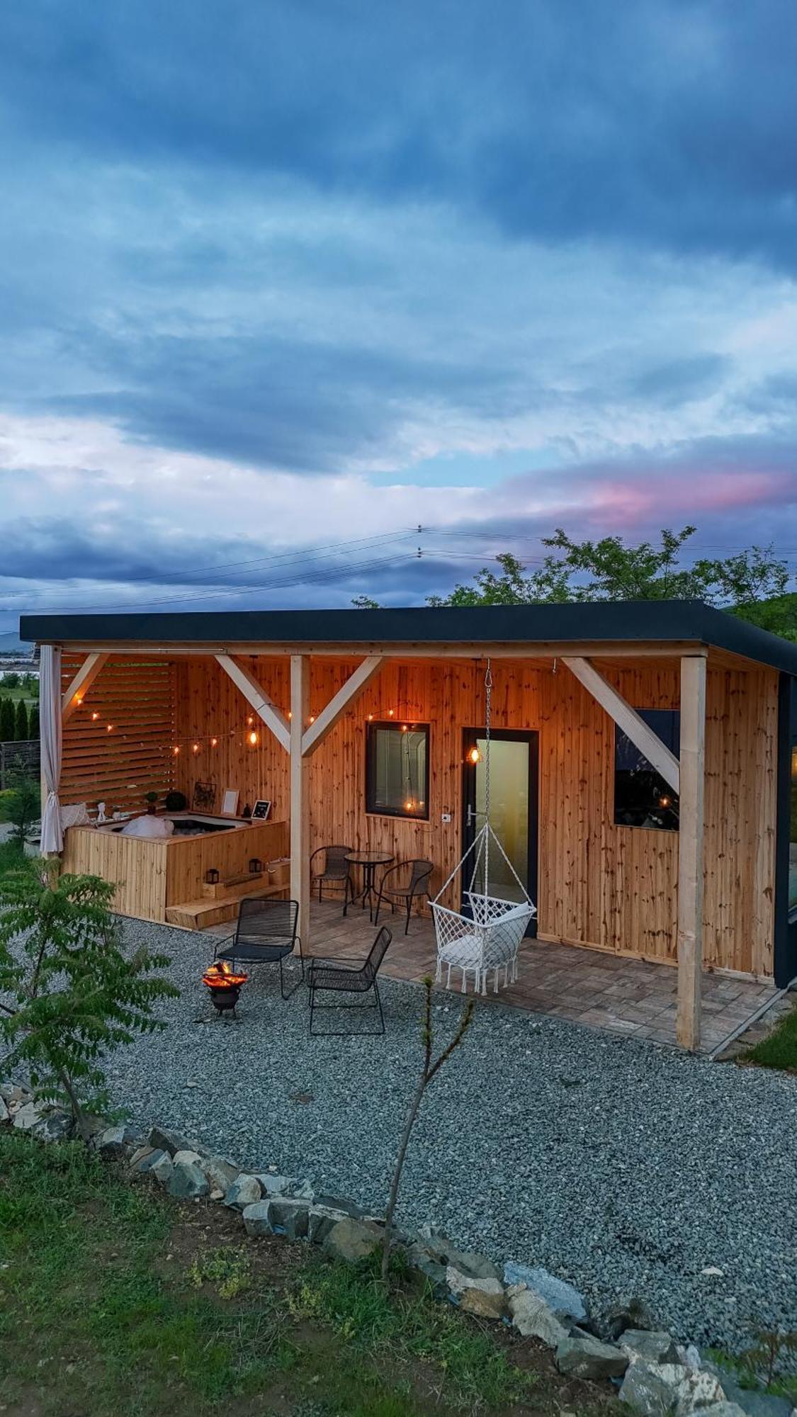 Kubiq Transalpina Villa Petresti Exteriör bild