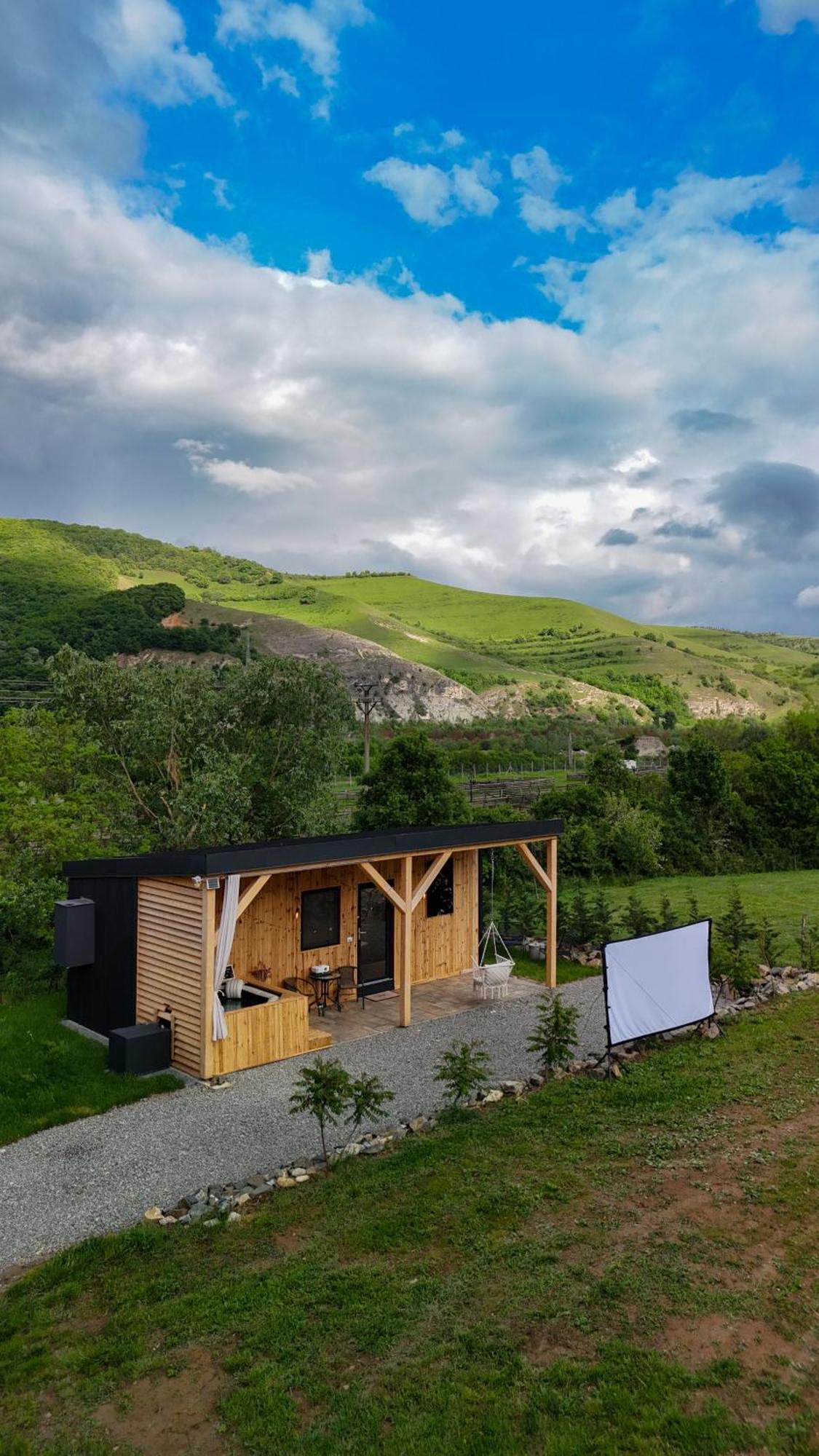 Kubiq Transalpina Villa Petresti Exteriör bild
